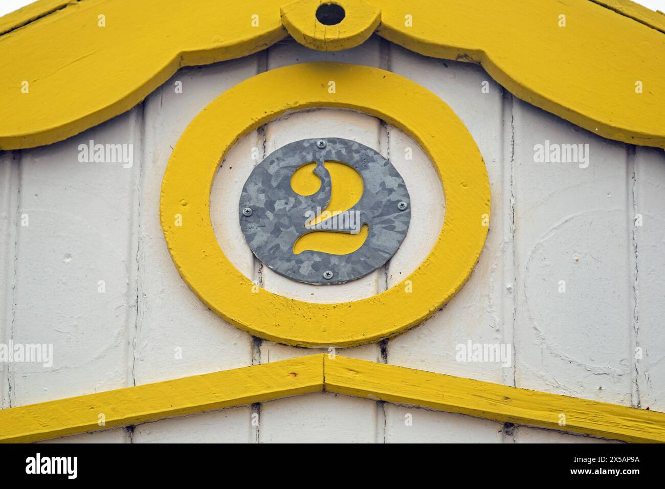 Great Yarmouth, Norfolk, Inghilterra, aprile 2024, foto ravvicinata di un numero 2 giallo colorato su una capanna sulla spiaggia scattata in formato paesaggio Foto Stock