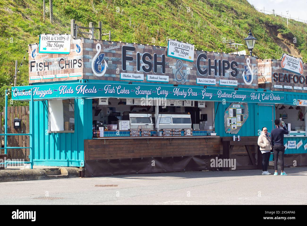 Cromer, Norfolk, Inghilterra, 29 aprile 2024, i venditori di cibo sulla spiaggia sono aperti per fornire cibo ai visitatori Foto Stock