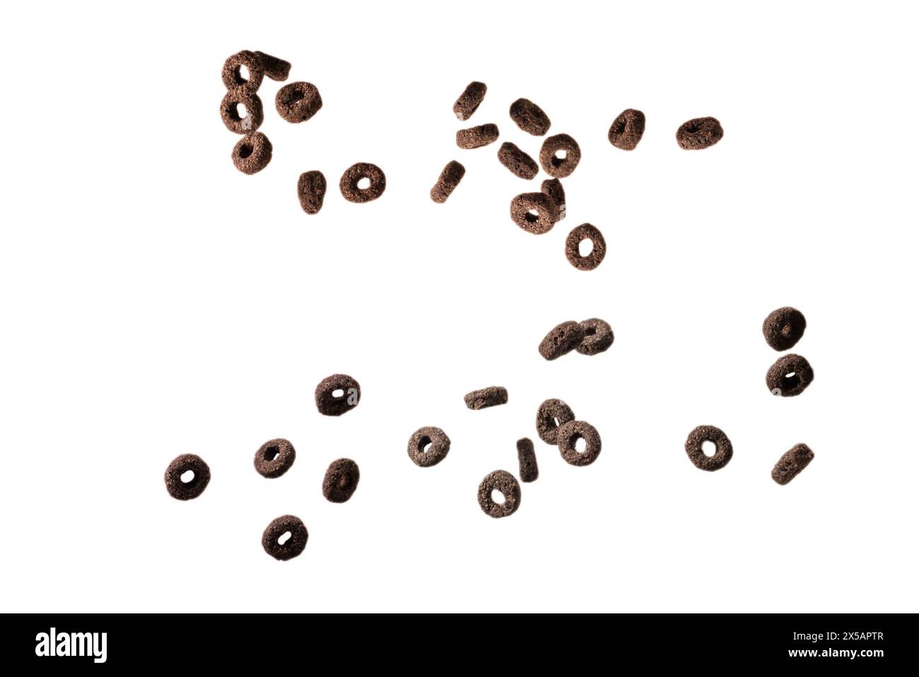 I cerali di cioccolato fuoriescono in una ciotola. Colazione. Isolato su sfondo bianco. Foto Stock