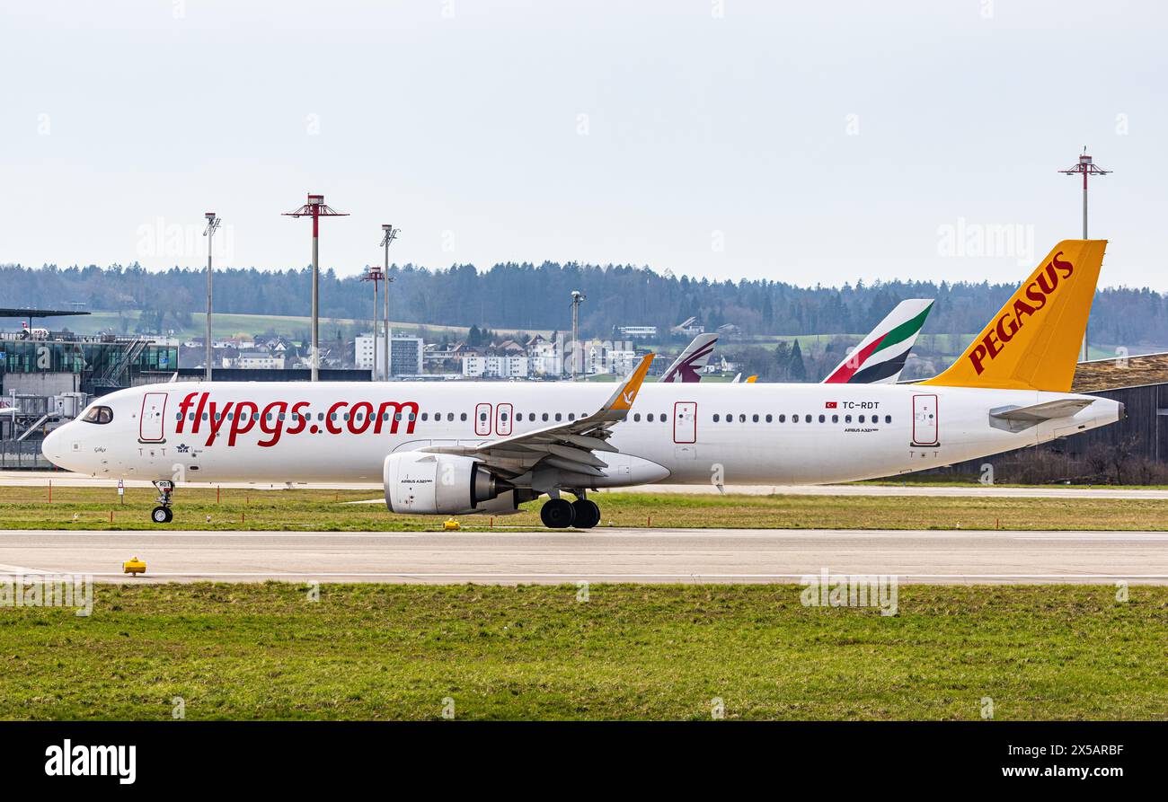 Un Airbus A321-251NX dai taxi Pegasus Airlines al terminal dopo l'atterraggio all'aeroporto di Zurigo. L'aereo è dipinto in livrea Star Alliance. Reg Foto Stock