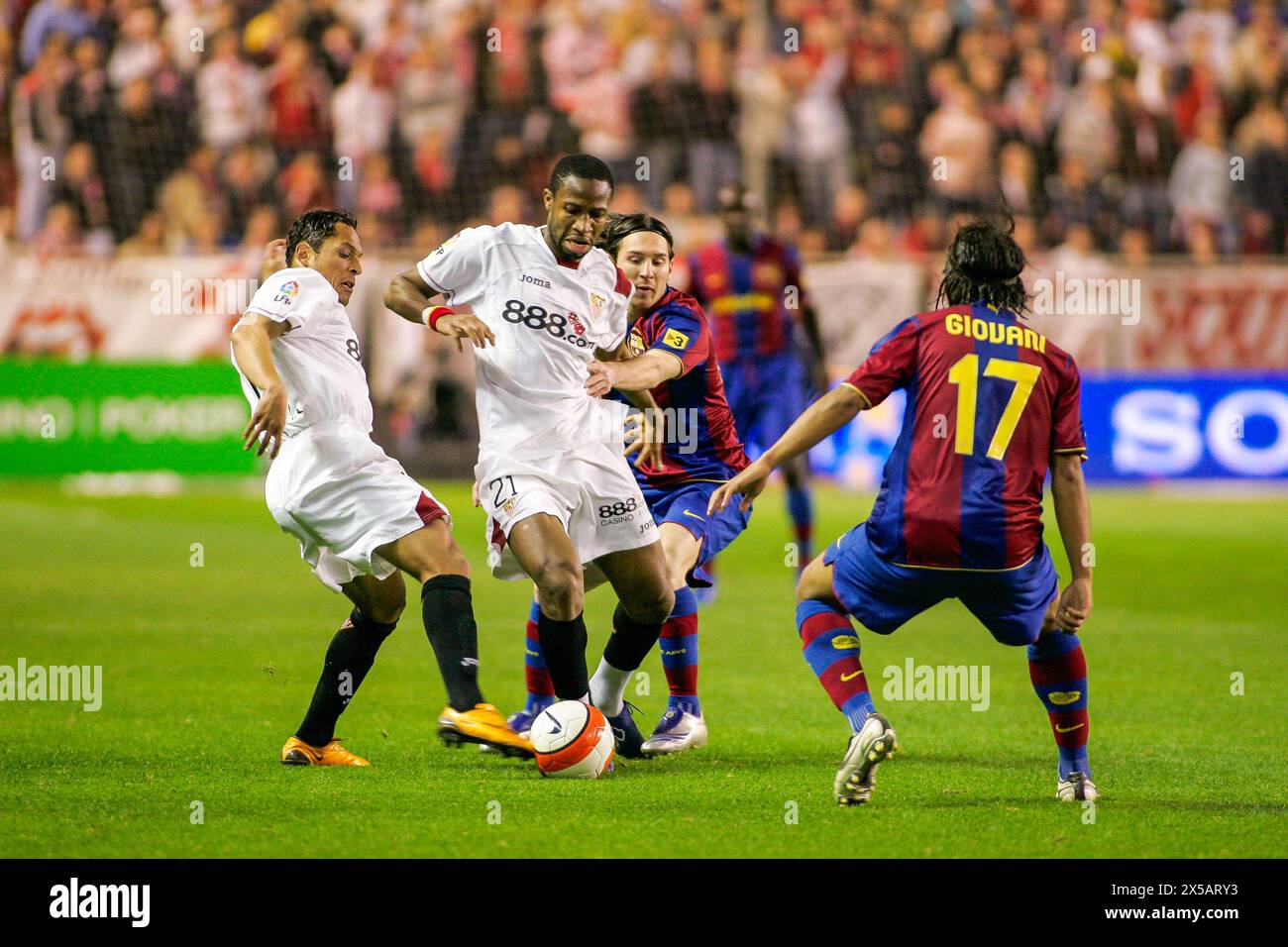 Intensa partita la Liga con messi, giovani, Keita e Adriano a Sánchez-Pizjuán. Foto Stock