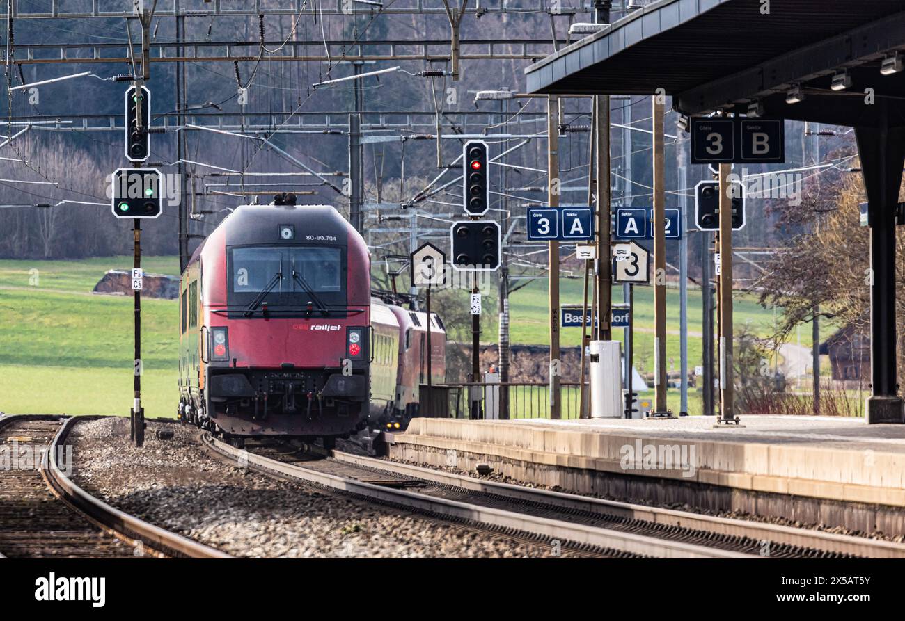 Der ÖBB Railjet ist aus Wien unterwegs an den Hauptbahnhof Zürich. Gezogen wird der Personenzug von einer Taurus Lokomotive. Der Zug fährt beim Bahnho Foto Stock