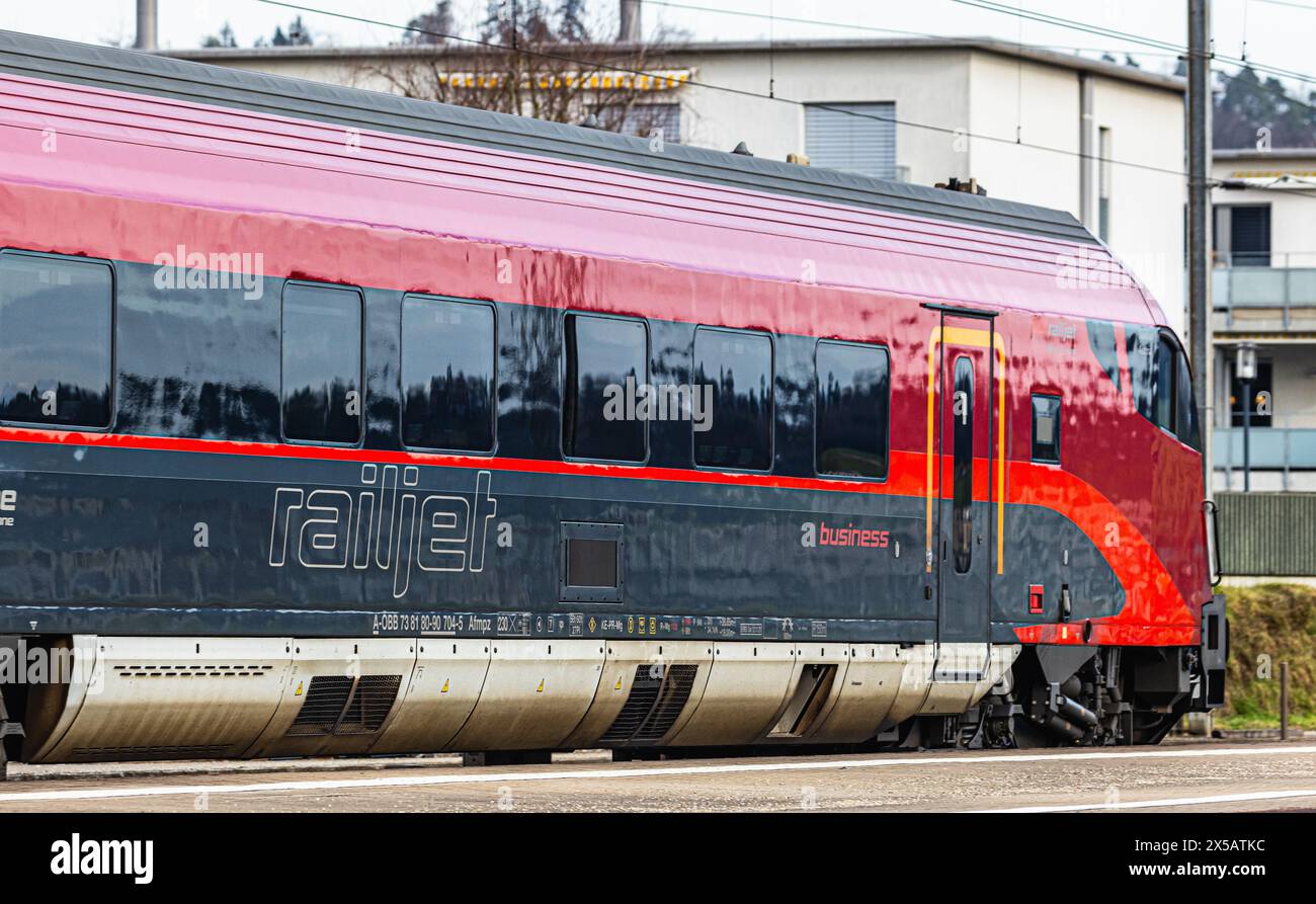Der ÖBB Railjet ist aus Wien unterwegs an den Hauptbahnhof Zürich. Gezogen wird der Personenzug von einer Taurus Lokomotive. Der Zug fährt beim Bahnho Foto Stock