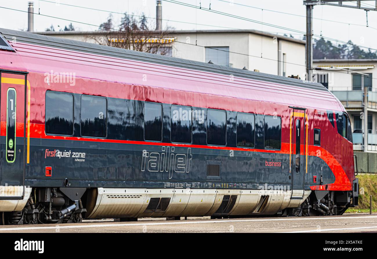 Der ÖBB Railjet ist aus Wien unterwegs an den Hauptbahnhof Zürich. Gezogen wird der Personenzug von einer Taurus Lokomotive. Der Zug fährt beim Bahnho Foto Stock