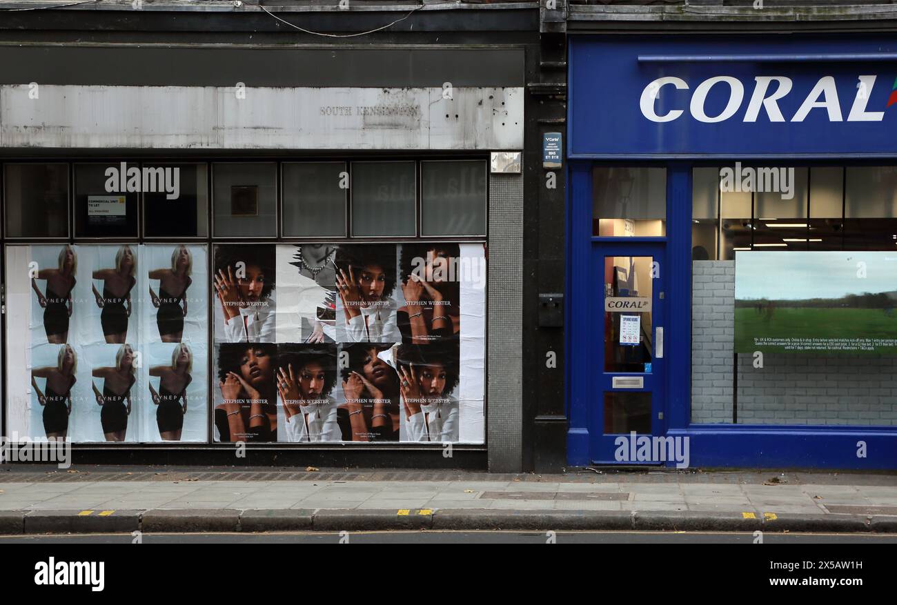 Negozio vuoto con poster sullo sportello di Coral Betting Shop Kendrick Place SW7 South Kensington Londra Inghilterra Foto Stock