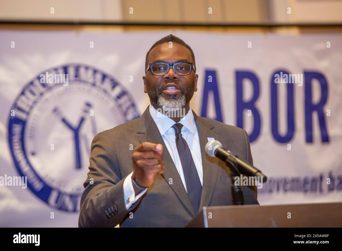 Chicago, Illinois - il sindaco di Chicago Brandon Johnson accoglie 4.700 attivisti sindacali a Chicago per la conferenza Labor Notes del 2024. Foto Stock