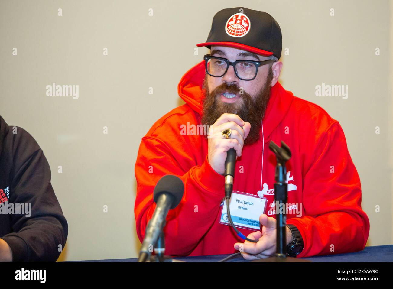 Chicago, Illinois - Daniel Vicente, direttore della United Auto Workers Region 9, parla alla conferenza Labor Notes del 2024. La conferenza ha portato togeth Foto Stock