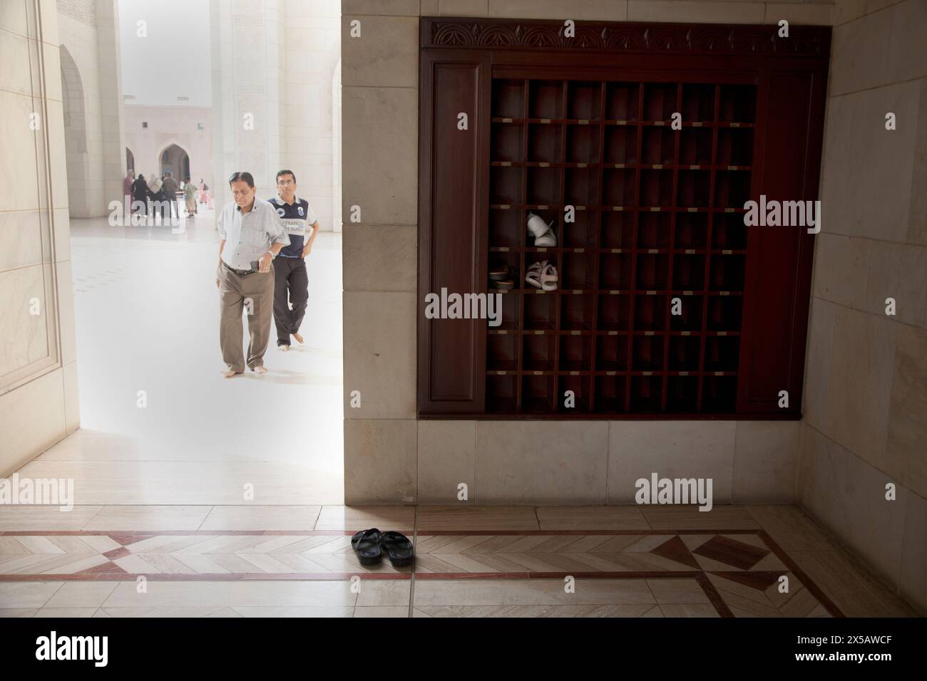 portascarpe della grande moschea del sultano qaboos di mascate oman, medio oriente Foto Stock