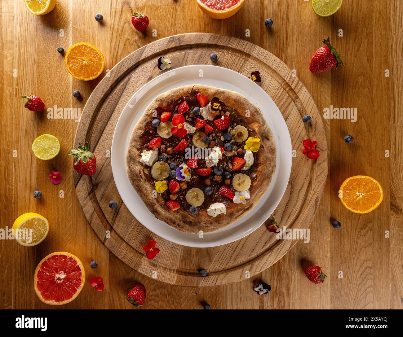 Colazione gourmet con dessert e pizza con frutti di bosco freschi e panna Foto Stock