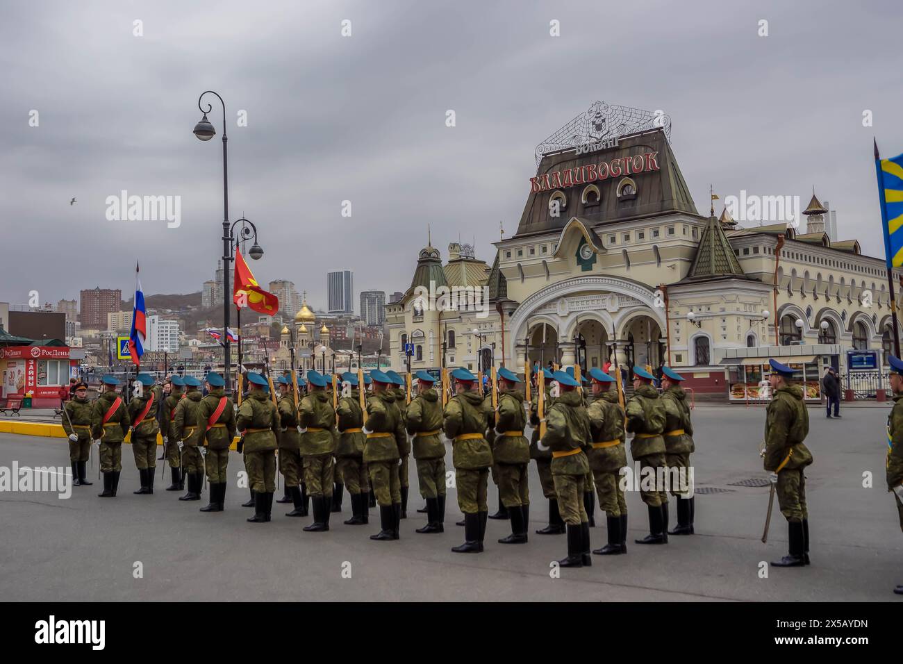 I soldati russi alla stazione ferroviaria di Vladivostok (con la parola "Vladivostok" in russo), prima della visita del leader della Corea del Nord Kim Jong un in Russia. Foto Stock