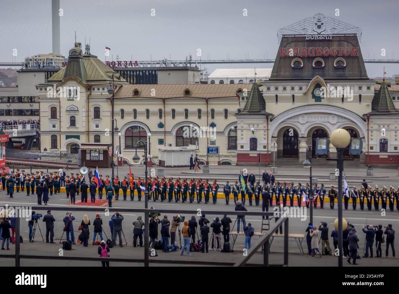 Il leader nordcoreano Kim Jong un si trova di fronte ai soldati russi vicino alla stazione ferroviaria di Vladivostok, durante la sua visita a Primorye, in Russia Foto Stock