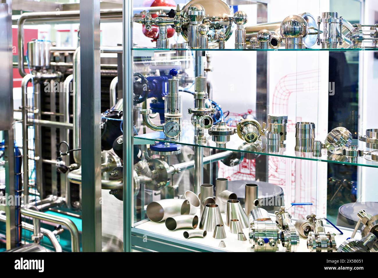 Parti in acciaio inox per apparecchiature industriali in esposizione Foto Stock