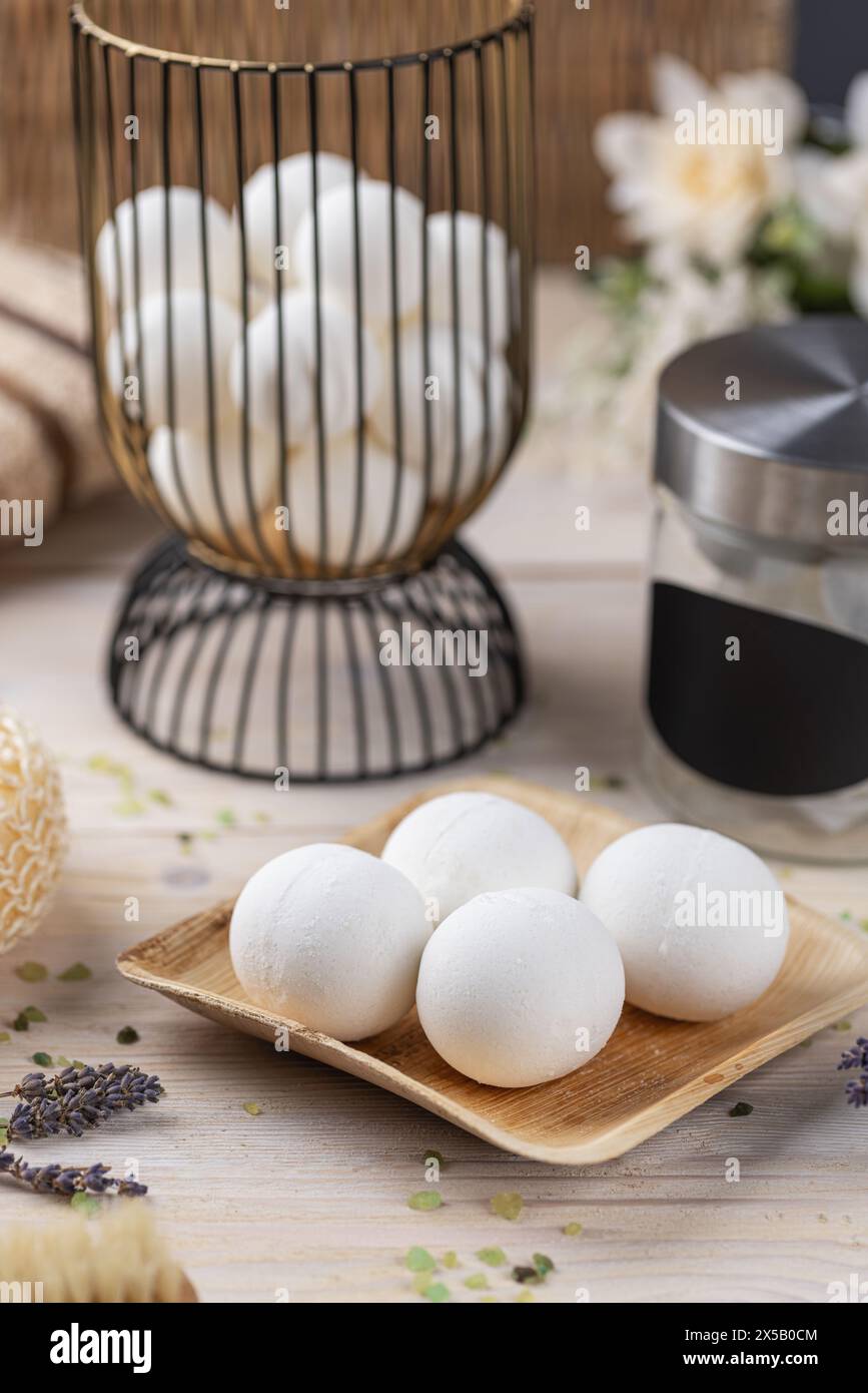 Ambiente spa tranquillo con lavanda e accessori da bagno Foto Stock