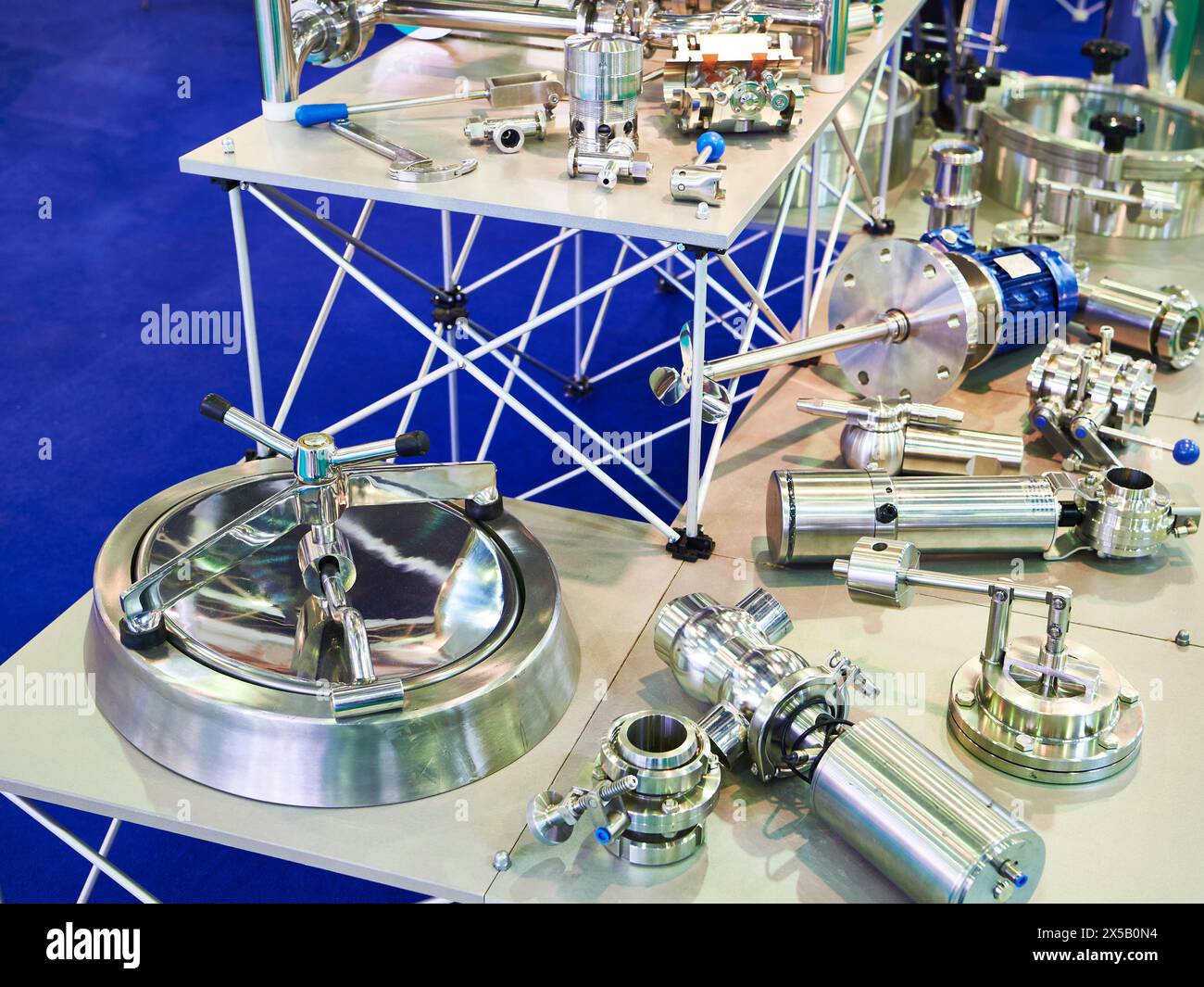Parti in acciaio inox per apparecchiature industriali in esposizione Foto Stock