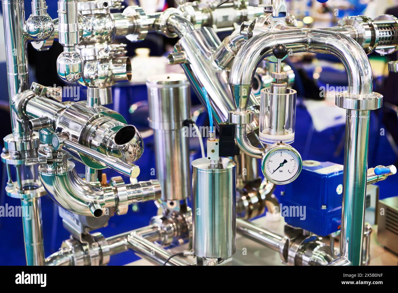 Parti in acciaio inox per apparecchiature industriali in esposizione Foto Stock