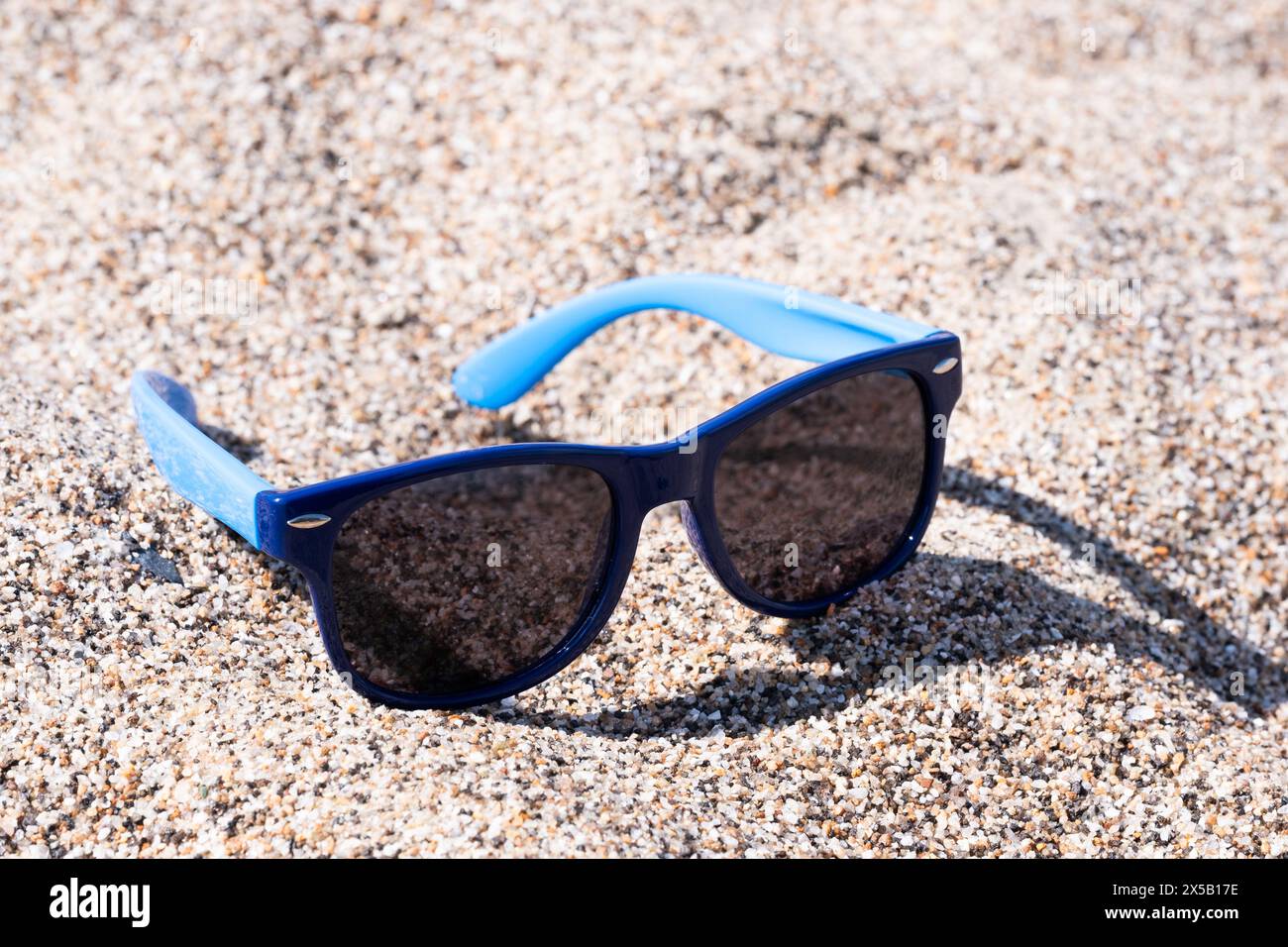 Occhiali da sole sulla spiaggia. Ora legale Foto Stock