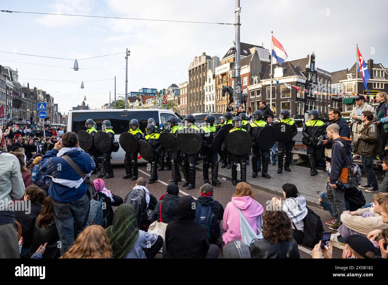 AMSTERDAM - gli agenti di polizia cercano di fermare i manifestanti di sostegno sul Rokin. Al mattino, le barricate erette dai manifestanti nei terreni Binnengasthuis dell'Università di Amsterdam (UVA) sono ancora visibili. Gli ingressi al sito sono bloccati da diversi lati con, tra l'altro, pallet e portabiciclette. ANP RAMON VAN FLYMEN netherlands Out - belgio Out Foto Stock