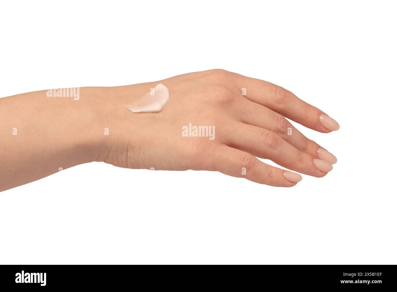 Tubo di crema beige in mani di donna isolate su sfondo bianco. Campione di crema sulla mano della donna. Concetto di cura della pelle. Foto Stock