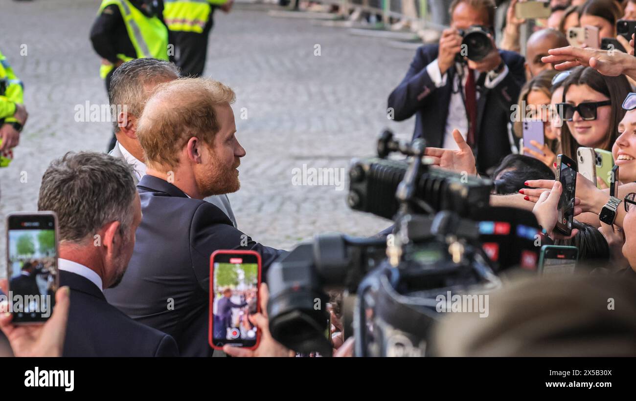 Londra, Regno Unito. 8 maggio 2024. Il Principe Harry, il Duca del Sussex, esce dopo aver partecipato alla celebrazione del 10° anniversario e al servizio di ringraziamento nella Cattedrale di St Paul a Londra per gli Invictus Games. Crediti: Imageplotter/Alamy Live News Foto Stock