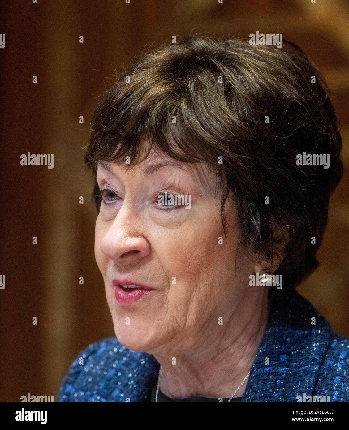 Washington, Vereinigte Staaten. 8 maggio 2024. Stanziamenti del Senato - la sottocommissione per la classifica della difesa, la senatrice degli Stati Uniti Susan Collins (Repubblicana del Maine), nel corso di un'audizione, interroga il panel per esaminare le stime di bilancio proposte e le giustificazioni per l'esercizio fiscale 2025 per il Dipartimento della difesa, nell'edificio degli uffici del Senato Dirksen a Washington, DC, mercoledì 8 maggio, 2024. Credito: Rod Lamkey/CNP/dpa/Alamy Live News Foto Stock