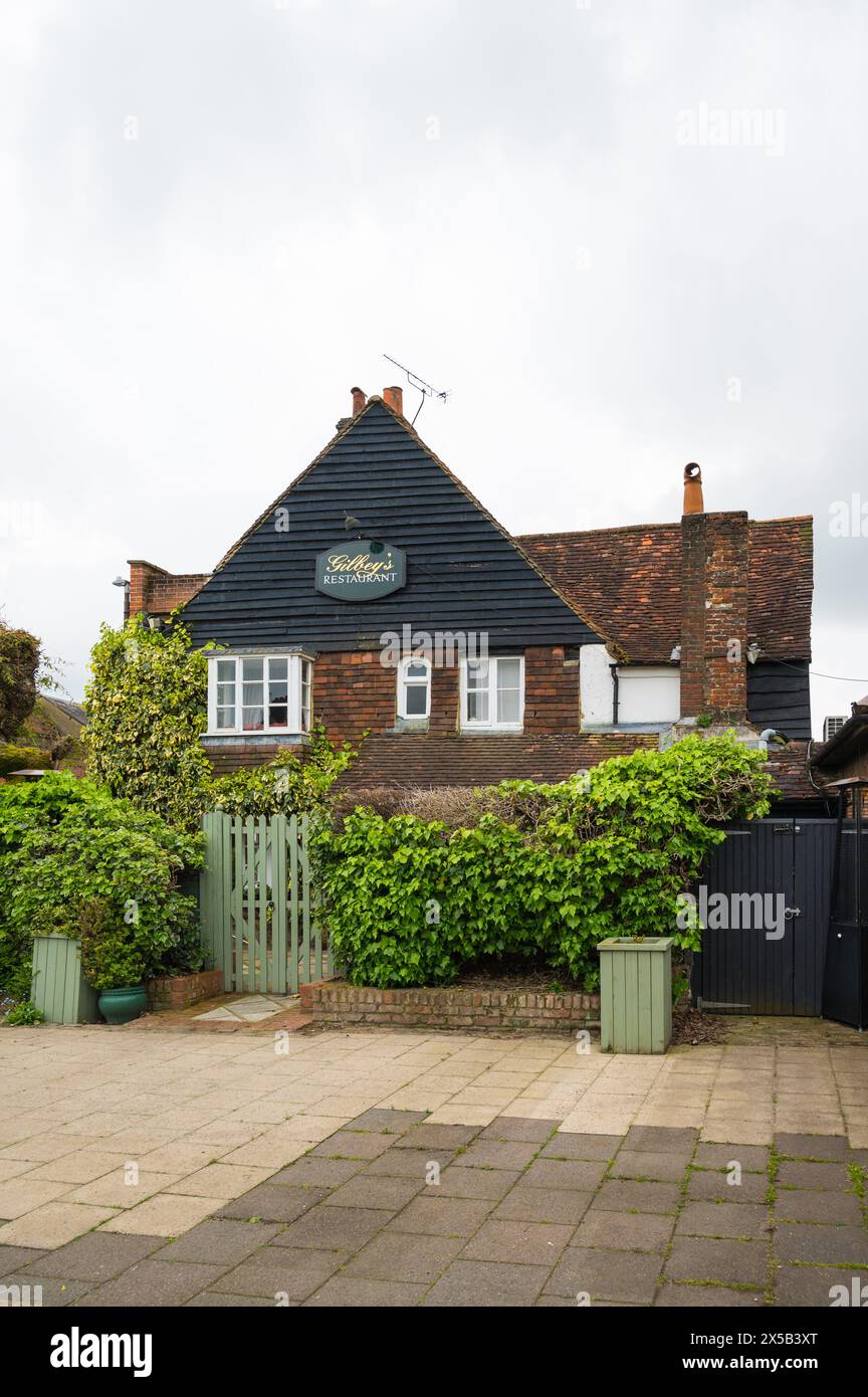 Esterno del Gilbey's, un ristorante che serve cucina inglese/continentale moderna, situato in un edificio scolastico del XVII secolo. Old Amersham UK Foto Stock