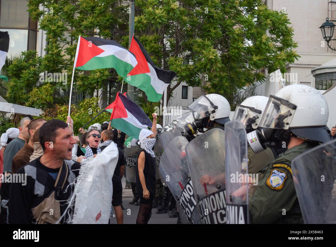 Atene, Grecia. 7 maggio 2024. I manifestanti con bandiere e bandiere palestinesi cantano slogan alla polizia antisommossa durante una manifestazione pro-palestinese contro le azioni israeliane a Rafah. Crediti: Dimitris Aspiotis/Alamy Foto Stock