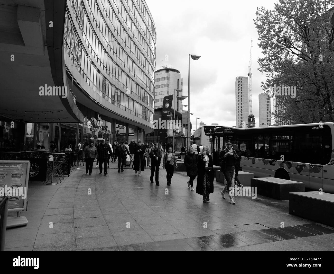 MANCHESTER. Greater Manchester, 28-04-24. La rampa di avvicinamento alla stazione di Manchester Piccadilly, un'immagine in bianco e nero delle due principali stazioni della città. Foto Stock