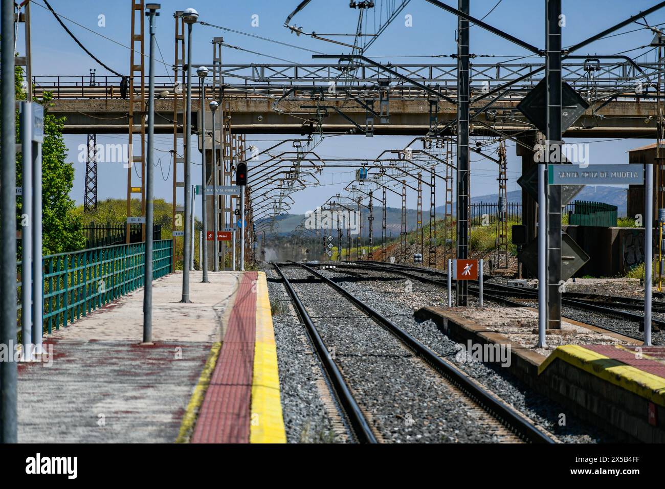 Linea ferroviaria elettrificata a Santa Cruz de Mudela Foto Stock