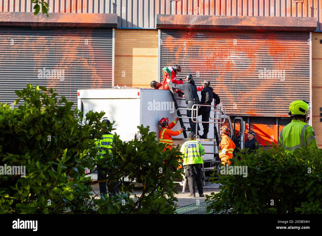 Leicester, Regno Unito. 8 MAGGIO 2024. Il camion si è schiantato in un edificio vandalizzato come obiettivo dell'azione palestinese UAV Tactical Systems, Leicester, Regno Unito. I membri del soccorso tattico e della polizia iniziano a rimuovere e arrestare gli attivisti. Credito Milo Chandler/Alamy Live News Foto Stock