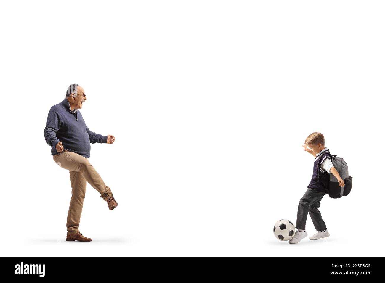 Uomo maturo che gioca a football con uno scolaro isolato su sfondo bianco Foto Stock