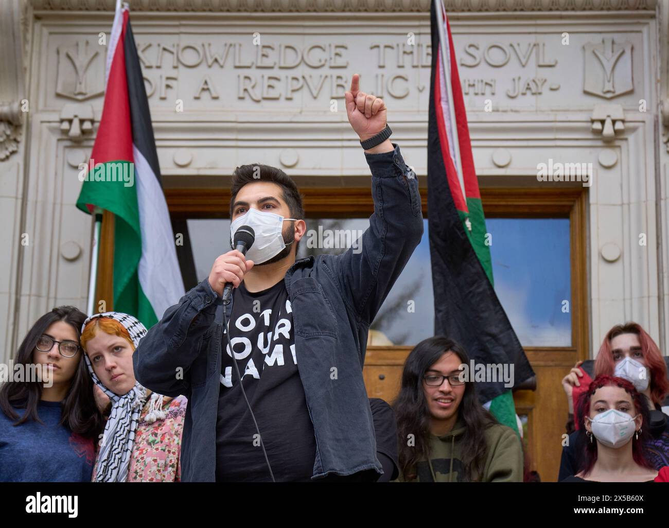 Gli studenti dell'Università dell'Oregon partecipano a una manifestazione dell'8 maggio 2024 nel campus di Eugene, Oregon, a sostegno della popolazione di Gaza. Foto Stock