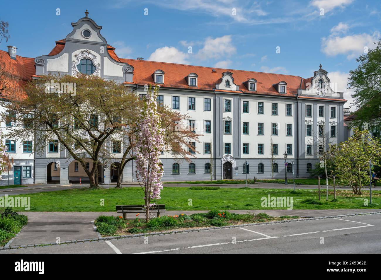 Struttura di fioritura in un edificio governativo Augsburg. La costruzione del XVIII secolo fu in passato un vescovo residence Foto Stock