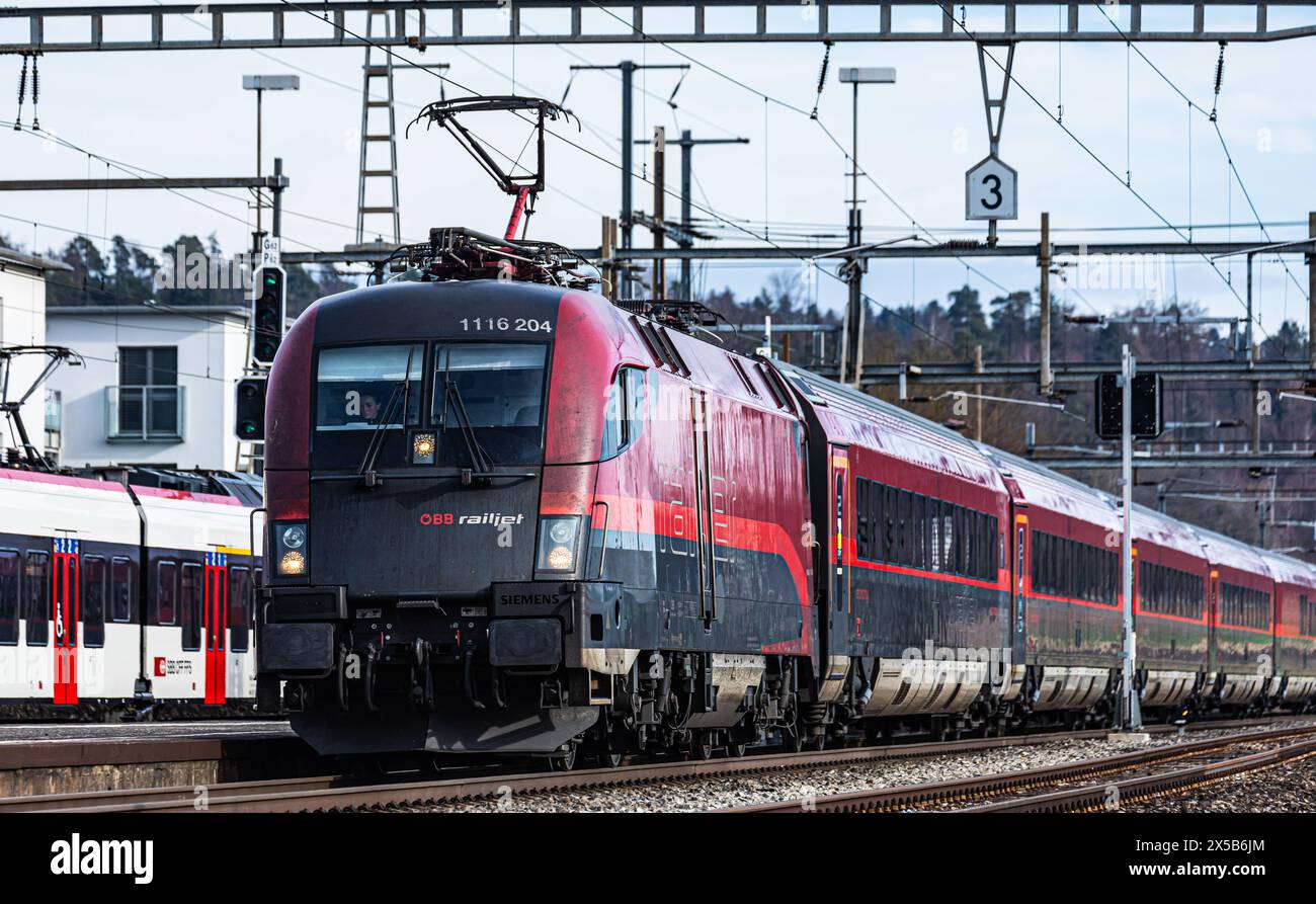 ÖBB Railjet Der ÖBB Railjet ist aus Wien unterwegs an den Hauptbahnhof Zürich. Gezogen wird der Personenzug von einer Taurus Lokomotive. Der Zug fährt beim Bahnhof Bassersdorf im Zürcher Unterland durch. Bassersdorf, Schweiz, 04.02.2024 *** ÖBB Railjet il ÖBB Railjet è in viaggio da Vienna alla stazione principale di Zurigo il treno passeggeri è trainato da una locomotiva Taurus il treno passa la stazione di Bassersdorf nella Zurigo Unterland Bassersdorf, Svizzera, 04 02 2024 Foto Stock