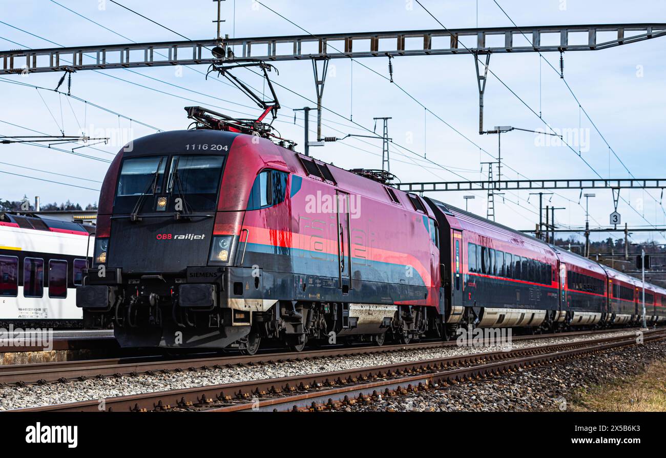 ÖBB Railjet Der ÖBB Railjet ist aus Wien unterwegs an den Hauptbahnhof Zürich. Gezogen wird der Personenzug von einer Taurus Lokomotive. Der Zug fährt beim Bahnhof Bassersdorf im Zürcher Unterland durch. Bassersdorf, Schweiz, 04.02.2024 *** ÖBB Railjet il ÖBB Railjet è in viaggio da Vienna alla stazione principale di Zurigo il treno passeggeri è trainato da una locomotiva Taurus il treno passa la stazione di Bassersdorf nella Zurigo Unterland Bassersdorf, Svizzera, 04 02 2024 Foto Stock