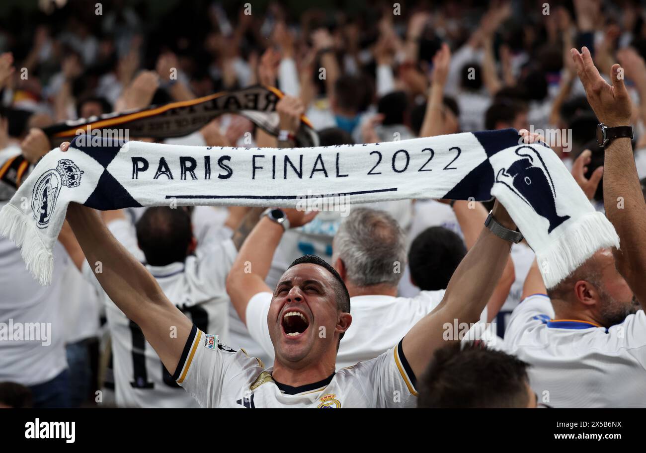 Tifosi del Real Madrid in tribuna prima della semifinale di UEFA Champions League, partita di andata e ritorno al Santiago Bernabeu, Madrid. Data foto: Mercoledì 8 maggio 2024. Foto Stock