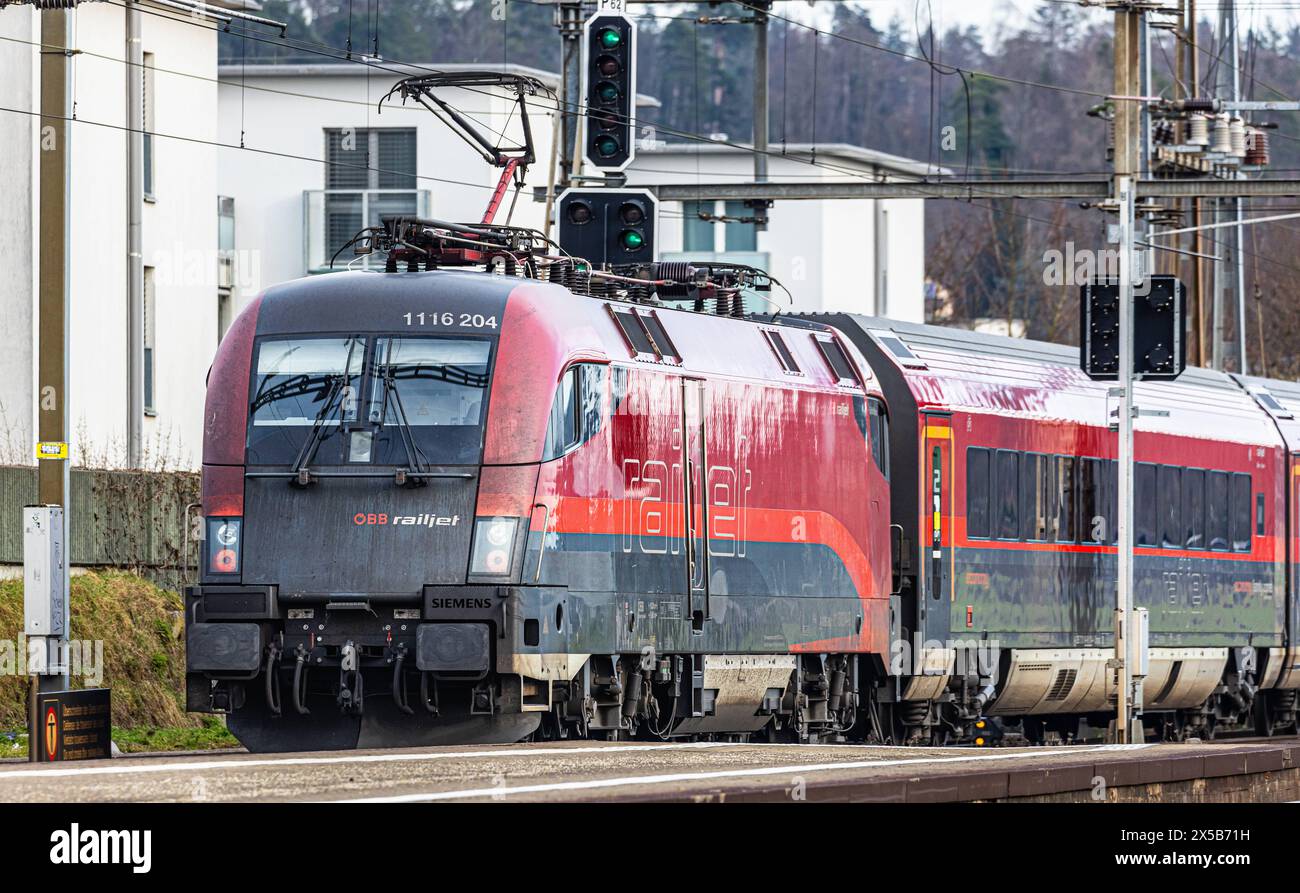 ÖBB Railjet Der ÖBB Railjet ist aus Wien unterwegs an den Hauptbahnhof Zürich. Gezogen wird der Personenzug von einer Taurus Lokomotive. Der Zug fährt beim Bahnhof Bassersdorf im Zürcher Unterland durch. Bassersdorf, Schweiz, 04.02.2024 *** ÖBB Railjet il ÖBB Railjet è in viaggio da Vienna alla stazione principale di Zurigo il treno passeggeri è trainato da una locomotiva Taurus il treno passa la stazione di Bassersdorf nella Zurigo Unterland Bassersdorf, Svizzera, 04 02 2024 Foto Stock