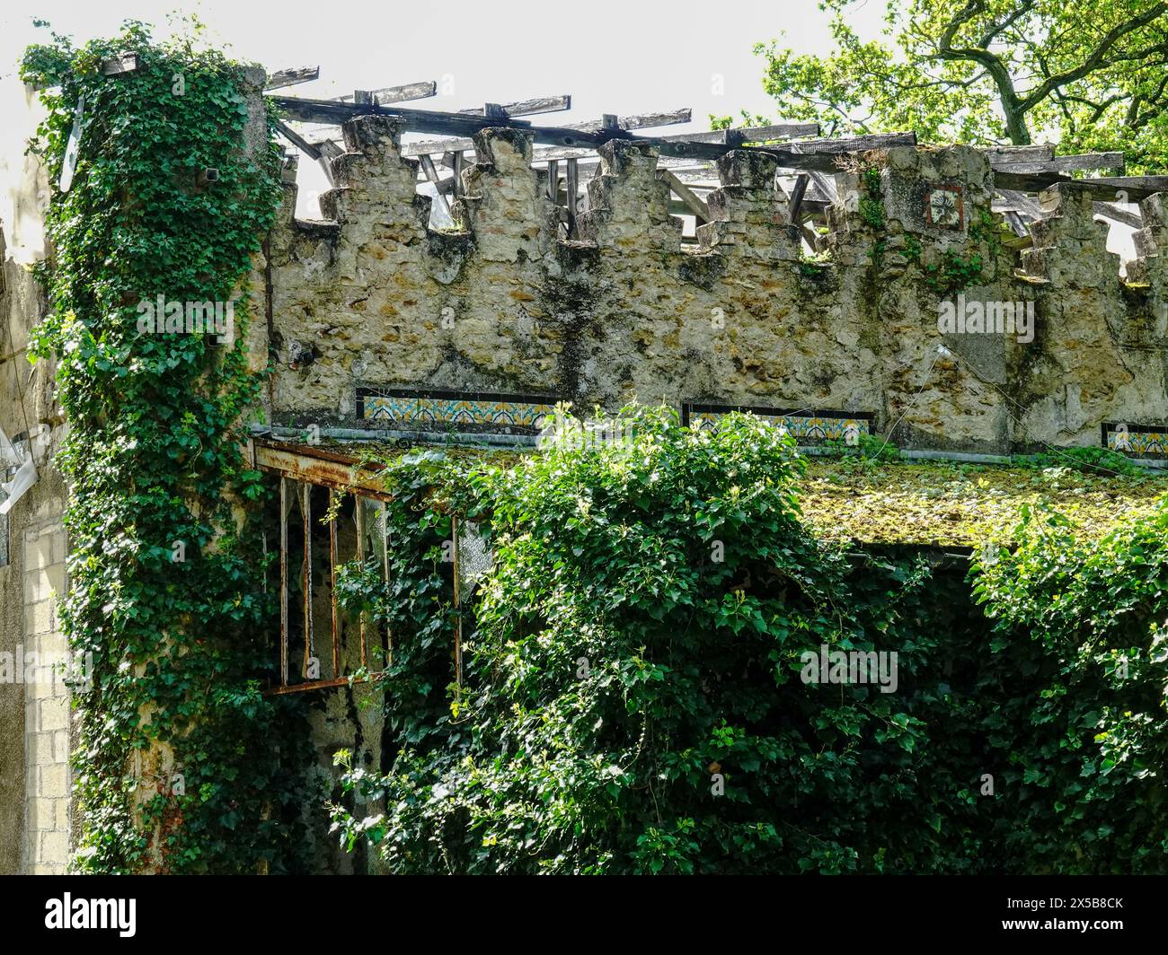 Rovine del Pavillon du Maroc, padiglione marocchino, nel Giardino dell'Agronomia tropicale, sede delle mostre coloniali francesi, Parigi, Francia. Foto Stock