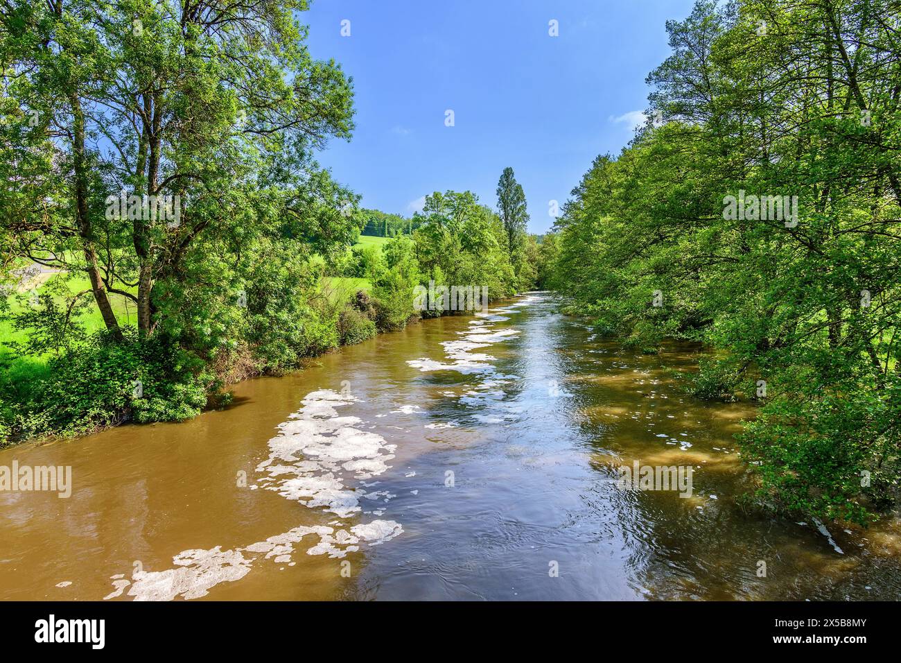 Acqua fangosa che scorre dopo l'inondazione del fiume Claise vicino a Chaumussay, Indre-et-Loire (37), Francia. Foto Stock