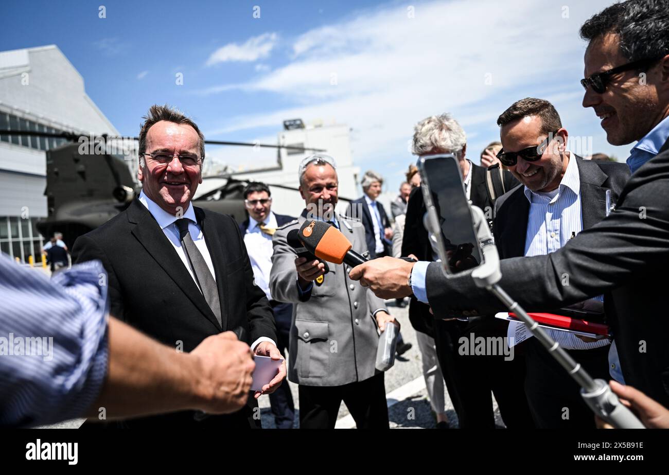 Philadelphia, Stati Uniti. 8 maggio 2024. Boris Pistorius (SPD, l), ministro federale della difesa, parla ai giornalisti dopo aver guardato un elicottero Chinook durante una visita alla compagnia Boeing. Il ministro incontra gli omologhi, i diplomatici e gli ufficiali durante il suo viaggio in politica militare. Crediti: Britta Pedersen/dpa/Alamy Live News Foto Stock