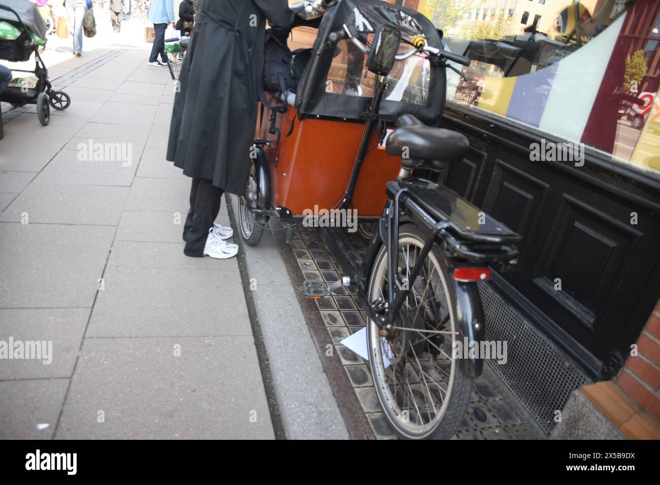 Copenaghen/Danimarca/08 MAGGIO 2024 2024/ Peopson utilizza la bicicletta da carico nella capitale danih. (Foto. Francis Joseph Dean/Dean Pictures) (non per uso commerciale) Foto Stock