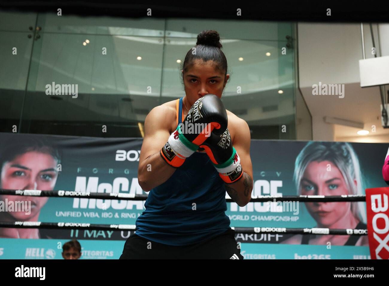 Cardiff, Regno Unito. 8 maggio 2024. Jessica McCaskill dal Missouri, USA durante l'allenamento pubblico Jessica McCaskill V Lauren Price MBE al Capitol Shopping Center di Cardiff, Galles, l'8 maggio 2024. Preparativi per la lotta per WBA, IBO & Ring Magazine World Welterweight Titles a Cardiff questo fine settimana. Solo per uso editoriale, foto di Andrew Orchard/Andrew Orchard fotografia sportiva/Alamy Live news credito: Andrew Orchard fotografia sportiva/Alamy Live News Foto Stock