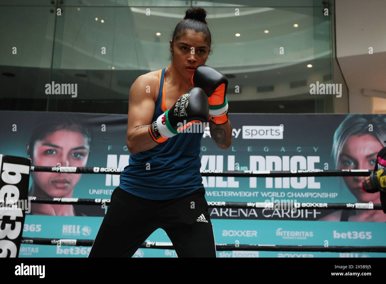 Cardiff, Regno Unito. 8 maggio 2024. Jessica McCaskill dal Missouri, USA durante l'allenamento pubblico Jessica McCaskill V Lauren Price MBE al Capitol Shopping Center di Cardiff, Galles, l'8 maggio 2024. Preparativi per la lotta per WBA, IBO & Ring Magazine World Welterweight Titles a Cardiff questo fine settimana. Solo per uso editoriale, foto di Andrew Orchard/Andrew Orchard fotografia sportiva/Alamy Live news credito: Andrew Orchard fotografia sportiva/Alamy Live News Foto Stock