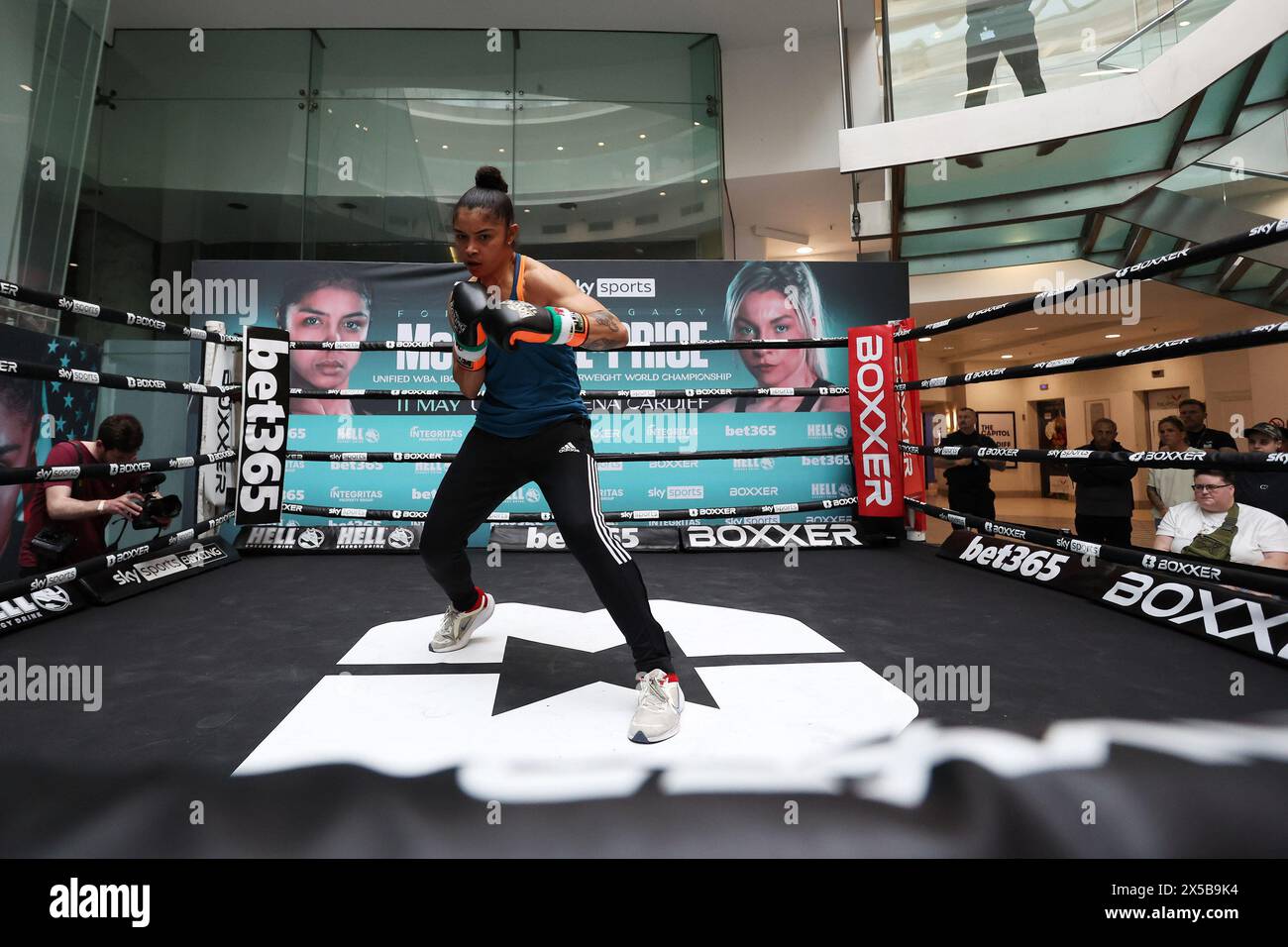 Cardiff, Regno Unito. 8 maggio 2024. Jessica McCaskill dal Missouri, USA durante l'allenamento pubblico Jessica McCaskill V Lauren Price MBE al Capitol Shopping Center di Cardiff, Galles, l'8 maggio 2024. Preparativi per la lotta per WBA, IBO & Ring Magazine World Welterweight Titles a Cardiff questo fine settimana. Solo per uso editoriale, foto di Andrew Orchard/Andrew Orchard fotografia sportiva/Alamy Live news credito: Andrew Orchard fotografia sportiva/Alamy Live News Foto Stock