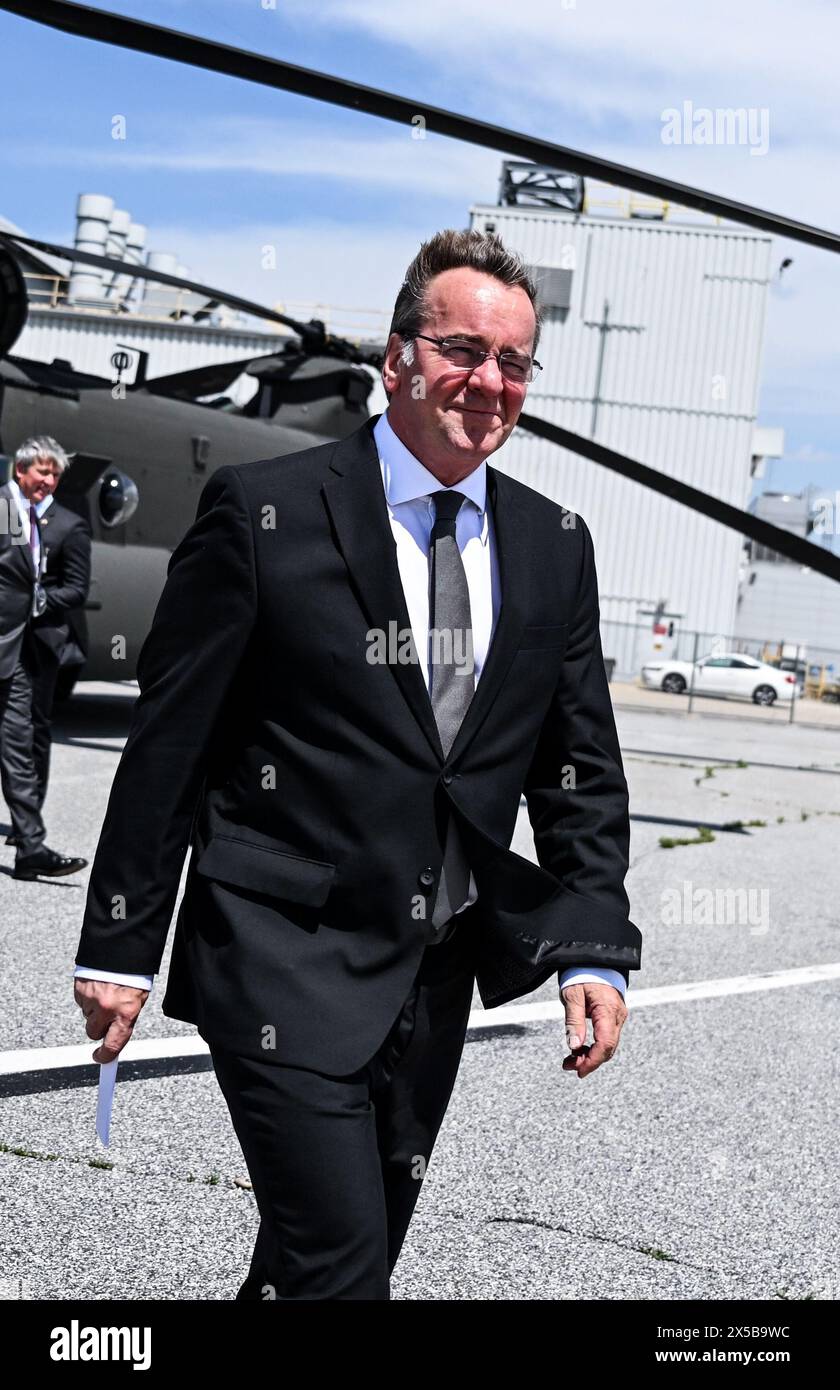 Philadelphia, Stati Uniti. 8 maggio 2024. Boris Pistorius (SPD), ministro federale della difesa, durante una visita alla compagnia Boeing. Durante il suo viaggio in politica militare, il ministro incontra i suoi omologhi, diplomatici e ufficiali. Crediti: Britta Pedersen/dpa/Alamy Live News Foto Stock