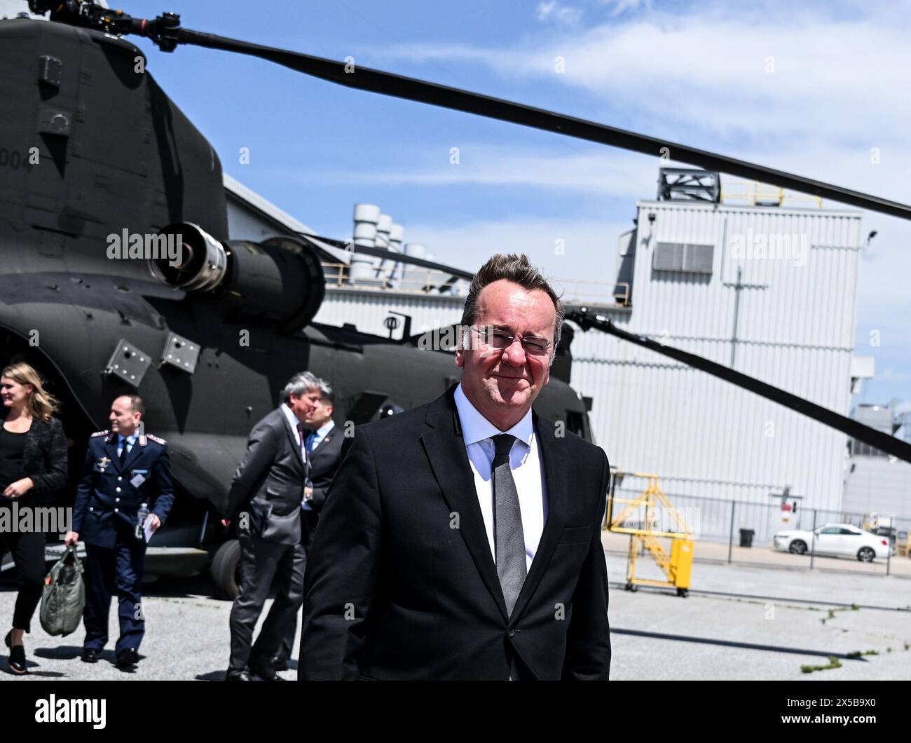 Philadelphia, Stati Uniti. 8 maggio 2024. Boris Pistorius (SPD), ministro federale della difesa, cammina di fronte a un elicottero durante una visita alla compagnia Boeing. Il ministro incontra i suoi omologhi, diplomatici e ufficiali durante il suo viaggio in politica militare. Crediti: Britta Pedersen/dpa/Alamy Live News Foto Stock