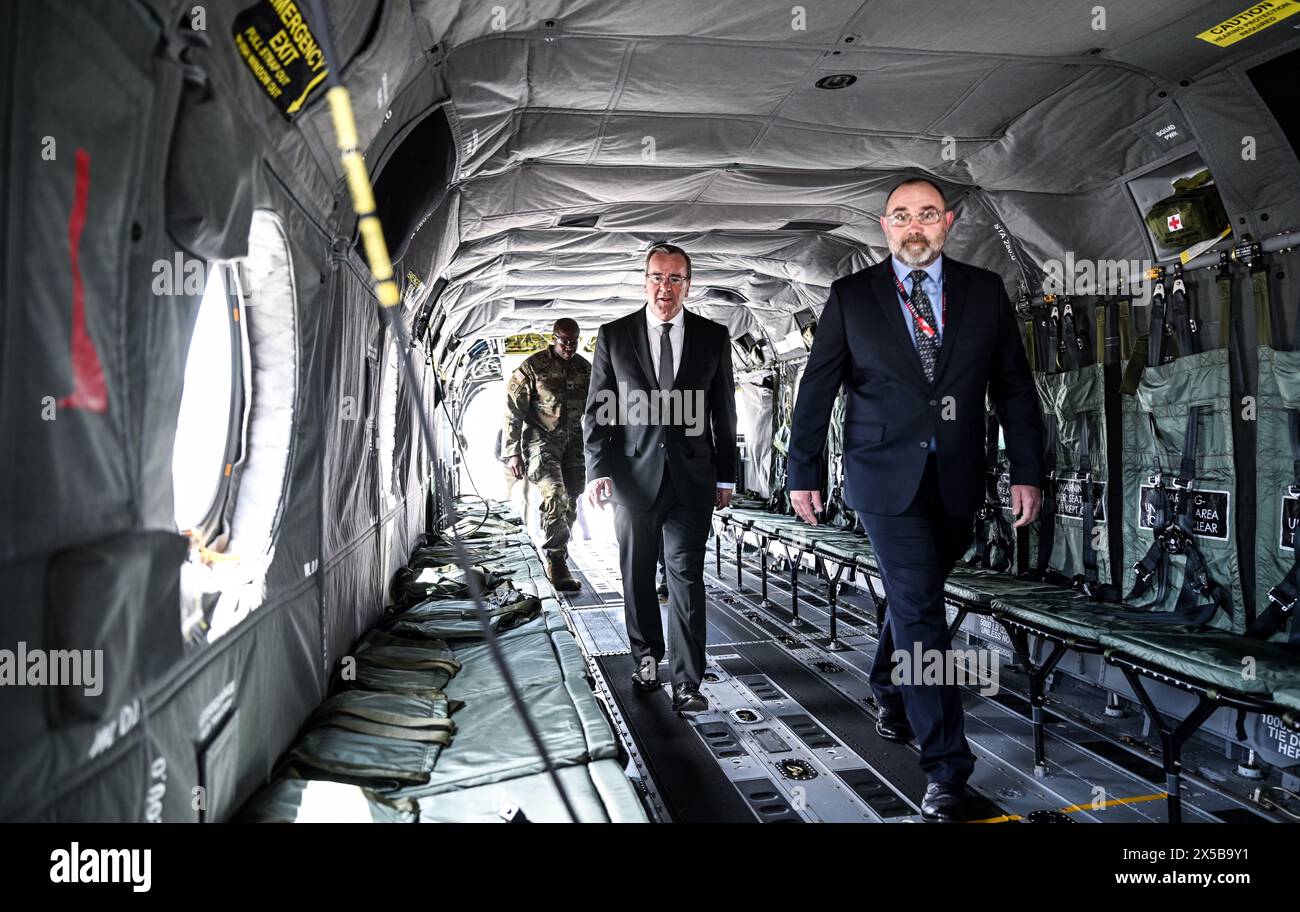 Philadelphia, Stati Uniti. 8 maggio 2024. Boris Pistorius (SPD, M), ministro federale della difesa, ispeziona un elicottero Chinook durante una visita alla compagnia Boeing. Il ministro incontra i suoi omologhi, diplomatici e ufficiali durante il suo viaggio in politica militare. Crediti: Britta Pedersen/dpa/Alamy Live News Foto Stock