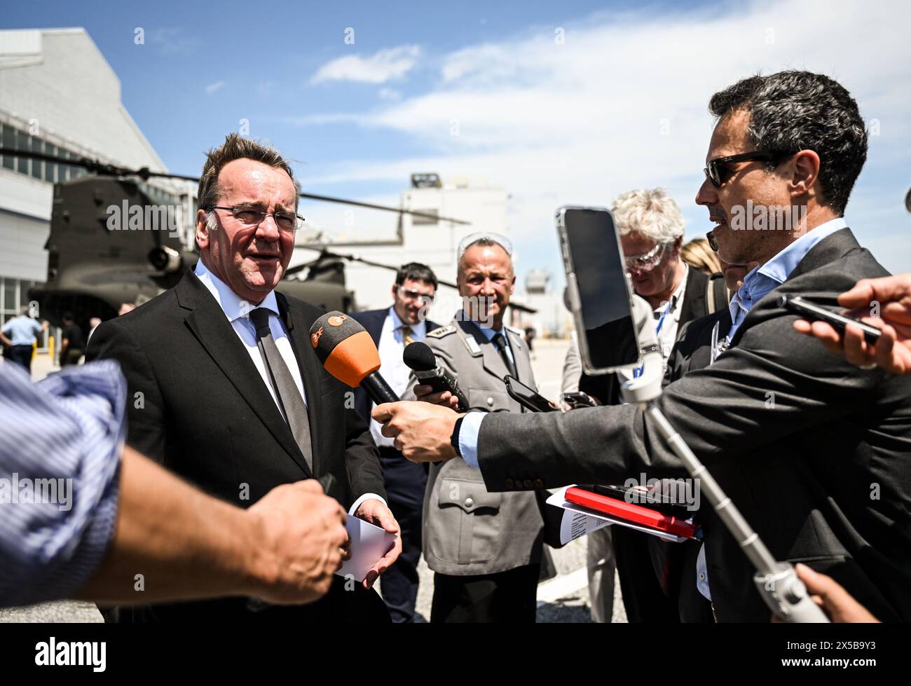 Philadelphia, Stati Uniti. 8 maggio 2024. Boris Pistorius (SPD, l), ministro federale della difesa, parla ai giornalisti dopo aver guardato un elicottero Chinook durante una visita alla compagnia Boeing. Il ministro incontra gli omologhi, i diplomatici e gli ufficiali durante il suo viaggio in politica militare. Crediti: Britta Pedersen/dpa/Alamy Live News Foto Stock