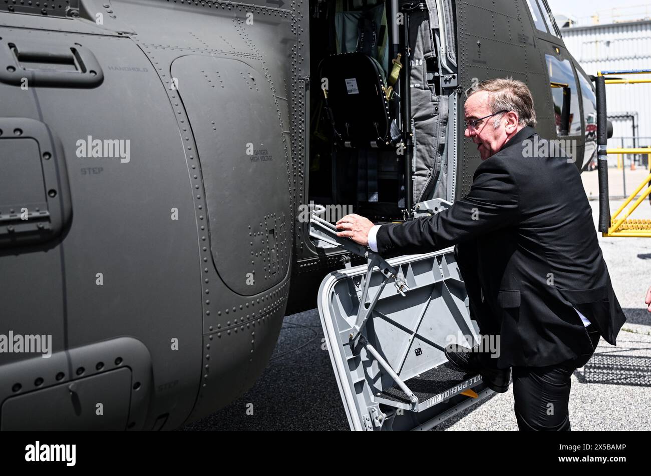 Philadelphia, Stati Uniti. 8 maggio 2024. Boris Pistorius (SPD), ministro federale della difesa, sale su un elicottero Chinook durante una visita alla compagnia Boeing. Il ministro incontra i suoi omologhi, diplomatici e ufficiali durante il suo viaggio in politica militare. Crediti: Britta Pedersen/dpa/Alamy Live News Foto Stock