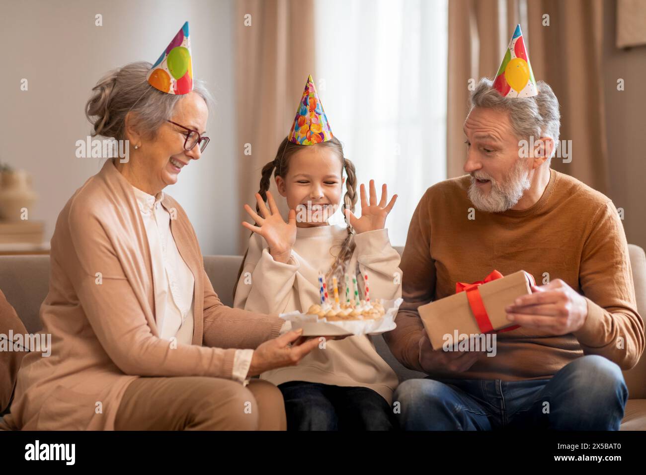 Festeggiamenti in famiglia con nonni e nipoti durante la festa di compleanno Foto Stock