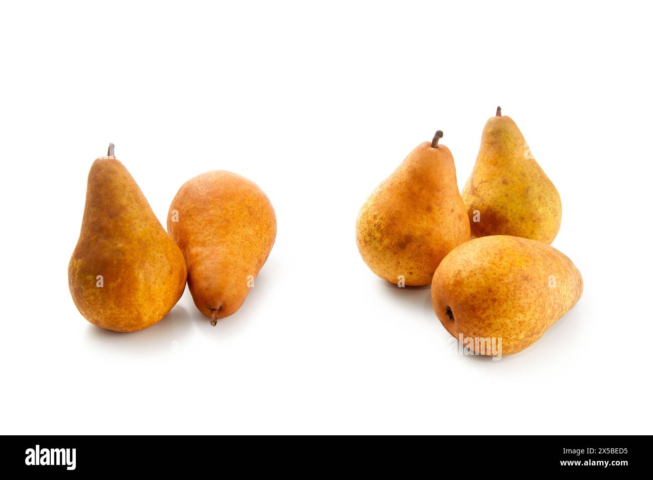 Diversi frutti di pera maturi e succosi con ombre morbide isolati su sfondo bianco con percorso di ritaglio. Foto Stock